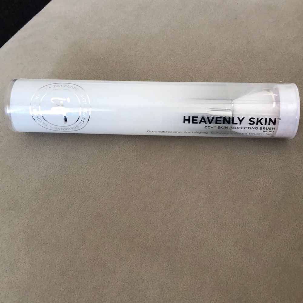 IT Cosmetics Heavenly Skin Brush NWT